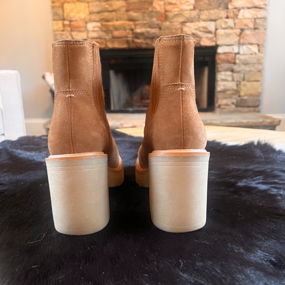 Dolce Vita Caster H2O Booties in Camel Suede, Size 8 - Picture 3 of 3